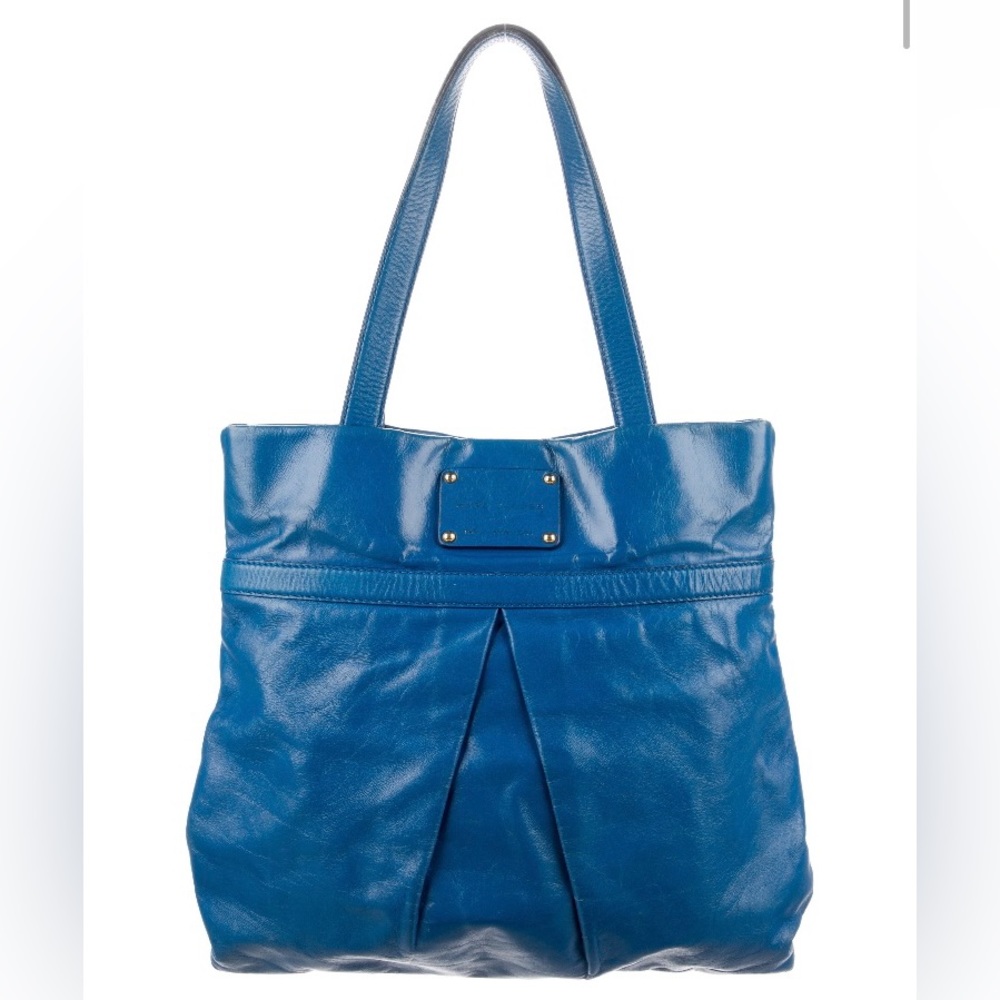 Marc Jacobs Tote
• Blue Leather
• Gold-Tone Hardware
• Flat Handles